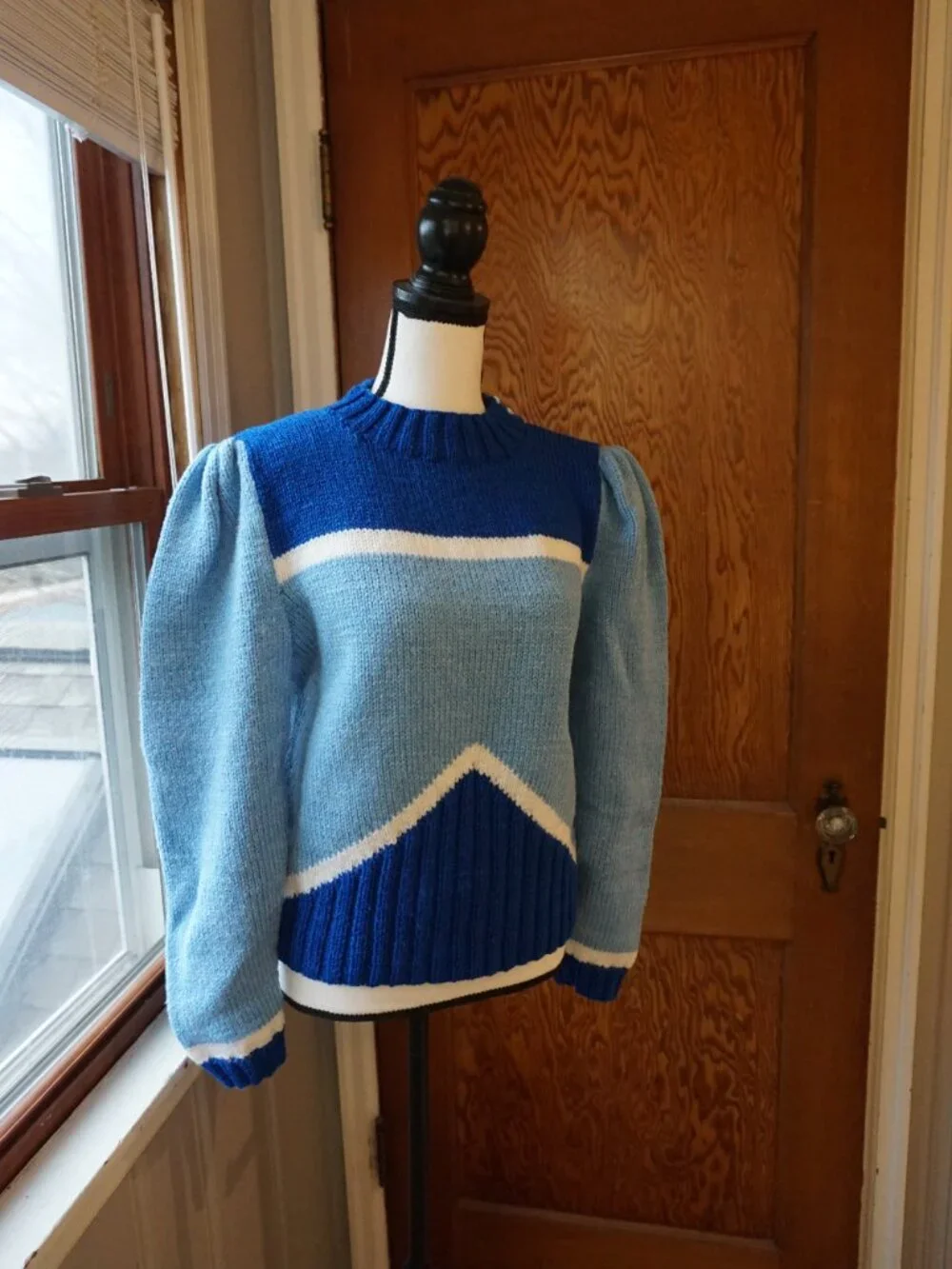 Vintage handmade puff sleeve sweater in lovely blues - Picture 2 of 7